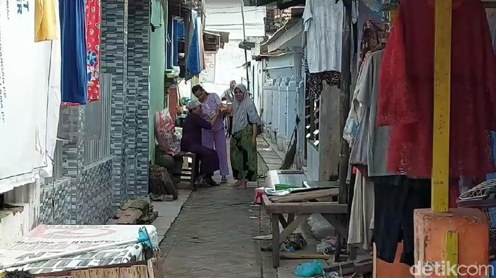 Nesa Alana Karaisa atau Ara (7) yang hilang sejak 5 hari lalu ditemukan di Pasuruan. Penyelamatan Ara di Pasuruan diwarnai suara tembakan.