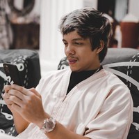 Beginilah penampilan Atta Halilintar tanpa mengenakan headband. Bagaimana menurutmu, lebih bagus pakai atau tanpa headband nih? Foto: Instagram/@attahalilintar