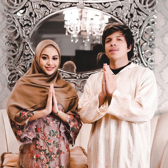 Di akun Instagramnya sendiri Atta sempat terlihat membagikan beberapa foto-fotonya tanpa mengenakan headband. Salah satunya saat momen lebaran. Atta tampak berfoto bersama Aurel tanpa mengenakan headband. Foto: Instagram/@attahalilintar