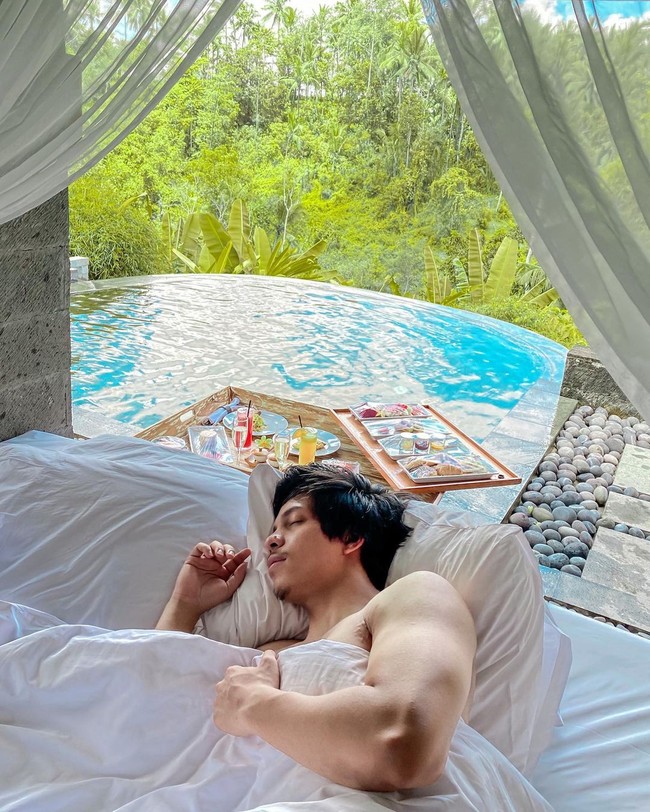 Walau mengaku banyak netizen yang menghina Atta karena penampilan fisiknya tanpa menggunakan headband atau ikat kepala, namun Aurel Hermansyah justru memujinya. Menurut Aurel, Atta tetap terlihat tampan walau tanpa ikat kepala. Foto: Instagram/@attahalilintar