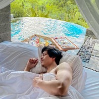 Walau mengaku banyak netizen yang menghina Atta karena penampilan fisiknya tanpa menggunakan headband atau ikat kepala, namun Aurel Hermansyah justru memujinya. Menurut Aurel, Atta tetap terlihat tampan walau tanpa ikat kepala. Foto: Instagram/@attahalilintar