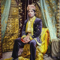 Banyak yang hina fisik foto ga pake headband?! Heboh banget ampe koran infotainment... lezzzgooo!! Thank u god bangga punya fisik Indonesia Padang + diberkahi. Dapet istri cantik lagi. Kenapa pake headband karna sejak pake headband rejeki ku ngalir lancar jadi aku selalu jadikan ini ciri khas ku dan lebih pede aja, tulis Atta. Foto: Instagram/@attahalilintar