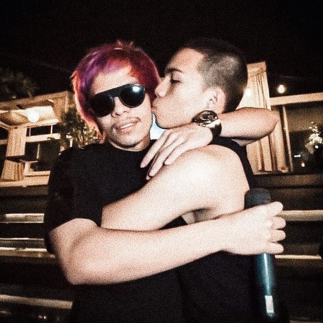 Atta Halilintar memang seringkali tampil dengan mengenakan ikat kepala. Hal itu membuat ikat kepala menjadi ciri khasnya. Bahkan saat melakukan beberapa pemotretan sesi prewedding, Atta tetap setia mengenakan headband di kepalanya. Foto: Instagram/@attahalilintar