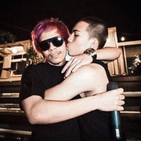 Atta Halilintar memang seringkali tampil dengan mengenakan ikat kepala. Hal itu membuat ikat kepala menjadi ciri khasnya. Bahkan saat melakukan beberapa pemotretan sesi prewedding, Atta tetap setia mengenakan headband di kepalanya. Foto: Instagram/@attahalilintar