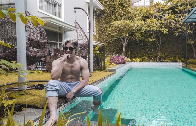 Kalau ini gaya Atta Halilintar saat tengah berpose di samping kolam renang sambil memamerkan otot tubuhnya. Atta juga terlihat tidak mengenakan headband yang menjadi ciri khasnya. Foto: Instagram/@attahalilintar