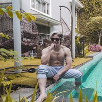 Kalau ini gaya Atta Halilintar saat tengah berpose di samping kolam renang sambil memamerkan otot tubuhnya. Atta juga terlihat tidak mengenakan headband yang menjadi ciri khasnya. Foto: Instagram/@attahalilintar