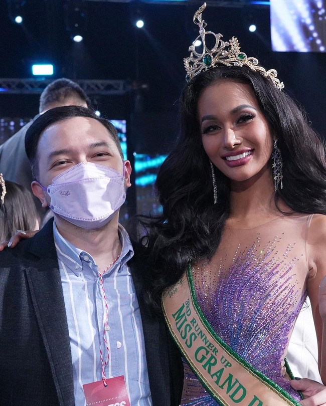 Kini Aurra telah berhasil mengharumkan nama Indonesia dengan menyabet juara runner-up 3 Miss Grand International 2020. Miss Grand International 2020 sendiri merupakan ajang beauty pageant pertama yang diselenggarakan secara langsung di tengah pandemi virus Corona. Foto: Instagram/@aurrakharishma