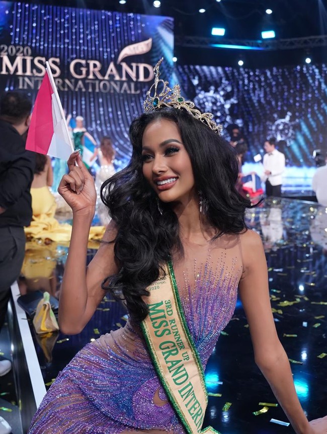 Pada malam final Miss Grand International 2020, Aurra Kharishma sukses melaju hingga babak top 5 Miss Grand International 2020. Dan Aurra membawa pulang gelar runner up 3 Miss Grand International 2020. Foto: Ivan Gunawan