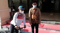 Muzani menyebut ia datang ke rumah dinas Wali Kota Solo Gibran Rakabuming Raka di Loji Gandrung untuk silaturahmi di sela kegiatan konsolidasi Partai Gerindra se-Solo Raya. Mengingat Partai Gerindra merupakan salah satu partai pengusung paslon Gibran Rakabuming Raka-Teguh Prakosa di Solo. Ari Purnomo/Detikcom