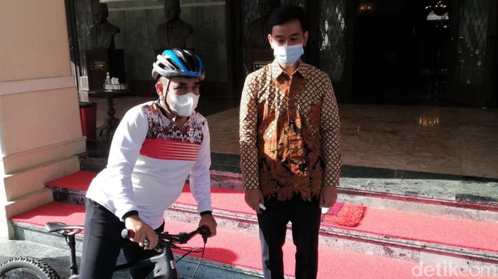 Sekjen Gerindra Ahmad Muzani bertemu dengan Wali Kota Solo Gibran Rakabuming Raka. Pertemuan itu dilakukan di rumah dinas Gibran yakni di Loji Gandrung.