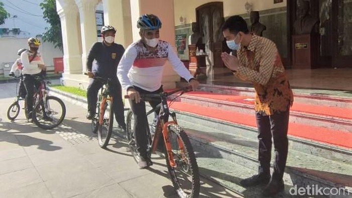 Bahas Pilgub DKI 2024, Sekjen Gerindra Bertemu Gibran di Solo Sekjen Gerindra Ahmad Muzani bertemu dengan Wali Kota Solo Gibran Rakabuming Raka. Pertemuan itu diketahui membahas Pilgub DKI Jakarta 2024.
