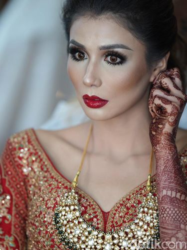 Barbie Ima yang melukis henna stri dari produser RockySoraya (Raam Soraya).