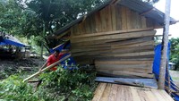 Melansir Antara, seorang warga pun diketahui masih dalam pencarian karena terseret arus.