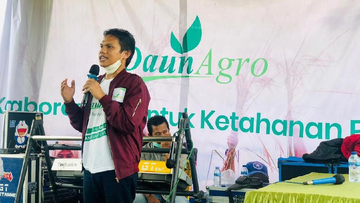 Rencana pemerintah mengimpor 1 juta ton beras terus menjadi polemik. Menteri Perdagangan Muhammad Lutfi ngotot impor sementara Dirut Perum Bulog Budi Waseso menolak.