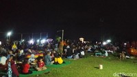 Situs Doro Bata adalah peninggalan Kesultanan Dompu. Situs ini sebelumnya tak terawat, hanya saja masih dilakukan penggalian oleh Balai Arkeologi Bali yang melakukan penelitian sejak tahun 1993. Namun kini ramai wisatawan. 