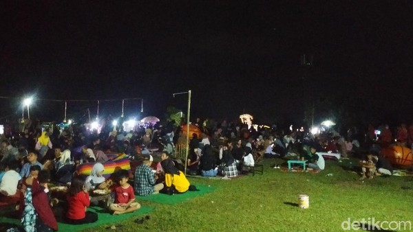 Situs Doro Bata adalah peninggalan Kesultanan Dompu. Situs ini sebelumnya tak terawat, hanya saja masih dilakukan penggalian oleh Balai Arkeologi Bali yang melakukan penelitian sejak tahun 1993. Namun kini ramai wisatawan. Situs Doro Bata adalah peninggalan Kesultanan Dompu. Situs ini sebelumnya tak terawat, hanya saja masih dilakukan penggalian oleh Balai Arkeologi Bali yang melakukan penelitian sejak tahun 1993. Namun kini ramai wisatawan.