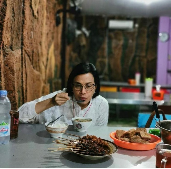 Erick Thohir dan Sri Mulyani Kompak Jajan Soto Semarang