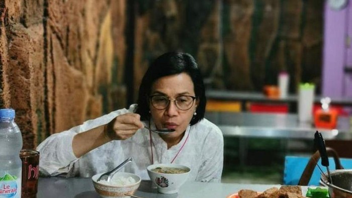 Erick Thohir dan Sri Mulyani Kompak Jajan Soto Semarang