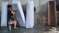 Peti mati buatan perajin di Klaten  itu dibanderol dengan harga mulai Rp 250.000- Rp 4 juta tergantung bahan dan jenis. 