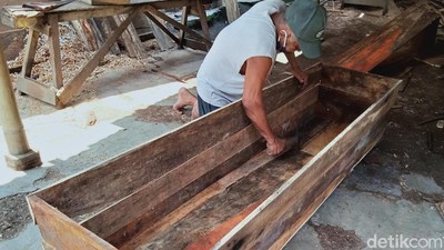 Produksi Peti Mati di Klaten Bergeliat Saat Pandemi