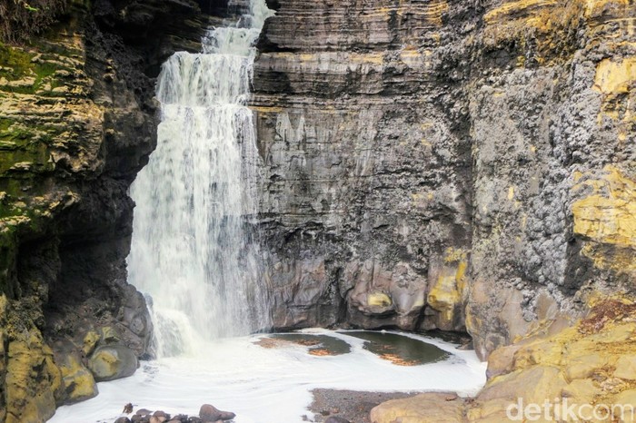 Gentongan, Air Terjun Asam dan Berbusa Namun Eksotis di Bondowoso