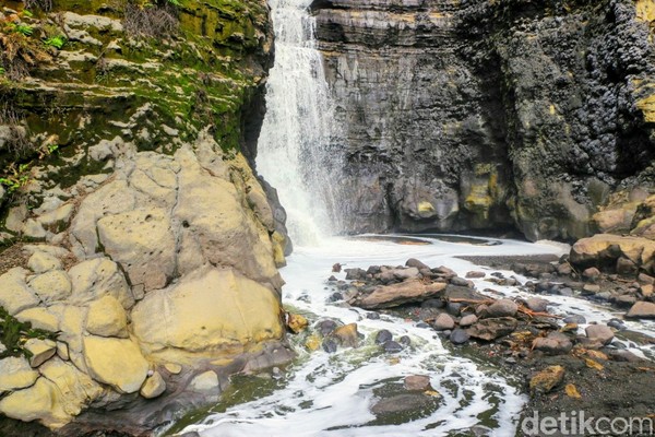 Air terjun Gentongan memiliki tingkat keasaman (pH) sangat tinggi. Dari sejumlah literatur, derajat keasaman airnya mencapai 0,6-0,8. Pun mengandung unsur kimia Fe, Al, Ca, Cl, F, serta SO4. Air terjun Gentongan memiliki tingkat keasaman (pH) sangat tinggi. Dari sejumlah literatur, derajat keasaman airnya mencapai 0,6-0,8. Pun mengandung unsur kimia Fe, Al, Ca, Cl, F, serta SO4.