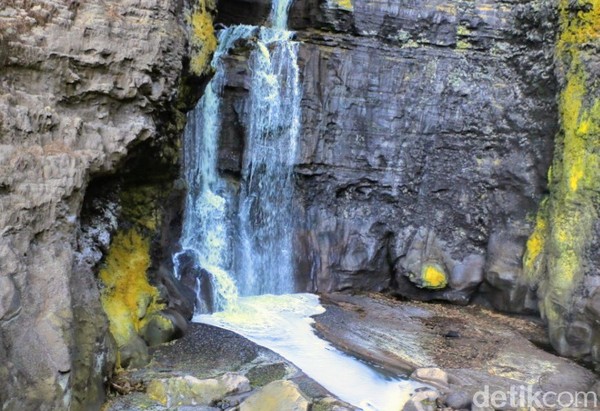 Terletak di Desa Kalianyar, Kecamatan Ijen, Bodowoso, air terjun ini berhulu di Kawah Ijen. Sehingga tingkat ke asamannya hampir sama dengan air Kawah Ijen yang terletak di perbatasan Bondowoso dan Bsnyuwangi ini. Terletak di Desa Kalianyar, Kecamatan Ijen, Bodowoso, air terjun ini berhulu di Kawah Ijen. Sehingga tingkat ke asamannya hampir sama dengan air Kawah Ijen yang terletak di perbatasan Bondowoso dan Bsnyuwangi ini.
