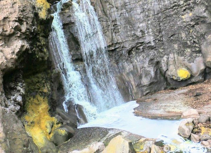 Gentongan, Air Terjun Asam dan Berbusa Namun Eksotis di Bondowoso