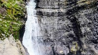 Tapi air terjun yang lantas mengalir ke sungai di bawahnya tampak seperti salju. Karena airnya berbusa. Hal itu lantaran airnya memang mengadung belerang.