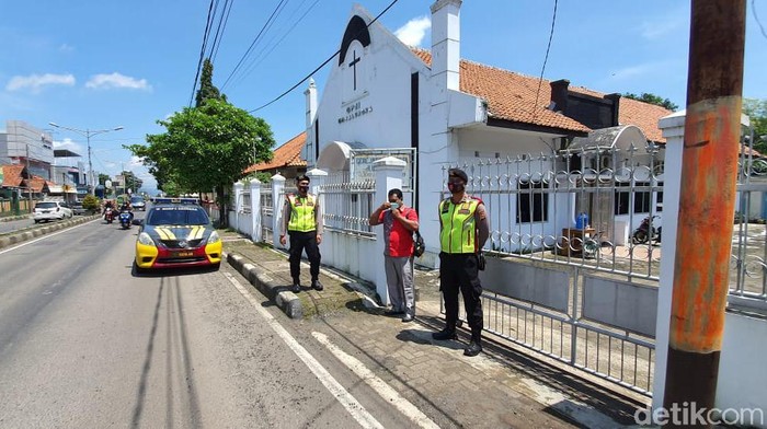 Gereja di Majalengka diamankan polisi berpakaian preman