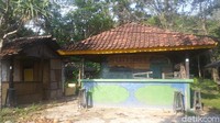 Salah satu sunset bar yang berlokasi tak jauh dari spot foto ayunan yang populer di Gili Trawangan. Tutup dan ditinggalkan begitu saja. (Randy/detikTravel)