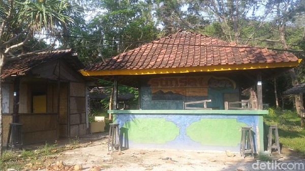 Salah satu sunset bar yang berlokasi tak jauh dari spot foto ayunan yang populer di Gili Trawangan. Tutup dan ditinggalkan begitu saja. (Randy/detikTravel) Salah satu sunset bar yang berlokasi tak jauh dari spot foto ayunan yang populer di Gili Trawangan. Tutup dan ditinggalkan begitu saja. (Randy/detikTravel)