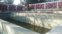 Bahkan akomodasi dengan kolam renang di tepi jalan besar saja bernasib demikian. Tidak terurus dan ditinggalkan begitu saja. (Randy/detikTravel)