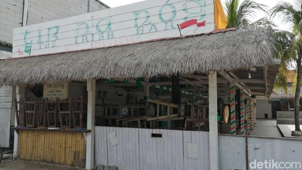 Salah satu bar populer Gili Trawangan juga terpaksa tutup. Tak tampak adanya kehidupan. (Wisnu/20detik) Salah satu bar populer Gili Trawangan juga terpaksa tutup. Tak tampak adanya kehidupan. (Wisnu/20detik)
