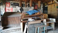 Tiki Bar yang ditinggalkan begitu saja. Melihat waktunya, mungkin sudah ada setahun tempat ini diabaikan. (Wisnu/20detik)
