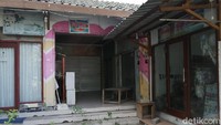 Lapak yang tadinya menyediakan jasa di Gili Trawangan, kini hancur tak terurus. (Wisnu/20detik)