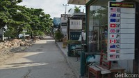 Jalanan di Gili Trawangan yang sepi. Tiada turis, hanya tampak pengerjaan pelebaran jalan dan penataan infrastruktur. (Wisnu/20detik)