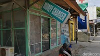 Tak sedikit dari lapak di Gili Trawangan yang terabaikan, contohnya seperti money changer ini. (Wisnu/20detik)