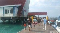 Kondisi dermaga Gili Trawangan yang landai di hari Sabtu (27/3). Hanya tampak turis domestik yang lalu lalang. (Randy/detikTravel)