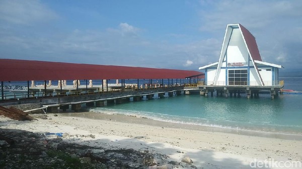 Sejak pintu untuk turis ditutup tahun lalu, pariwisata Lombok seketika meredup. Senasib dengan tetangganya Bali, destinasi populer di kalangan turis seperti Senggigi hingga tiga gili milik Nusa Tenggara Barat (NTB) ikut terdampak dan mati suri (Johanes Randy/detikTravel) Sejak pintu untuk turis ditutup tahun lalu, pariwisata Lombok seketika meredup. Senasib dengan tetangganya Bali, destinasi populer di kalangan turis seperti Senggigi hingga tiga gili milik Nusa Tenggara Barat (NTB) ikut terdampak dan mati suri (Johanes Randy/detikTravel)