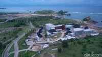 Sebagai satu dari lima destinasi super prioritas dan Kawasan Ekonomi Khusus, Mandalika di Lombok tengah dikebut pembangunannya untuk menyambut event balap bergengsi MotoGP di bulan Oktober nanti (Wisnu/20detik)