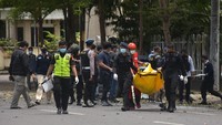 Sejumlah petugas kepolisian tampak menyisir area di sekitar lokasi ledakan bom bunuh diri di depan Gereja Katedral Makassar untuk melakukan evakuasi.