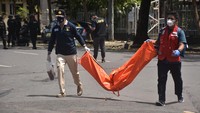 Kedua pelaku tewas di lokasi dan 20 warga terluka. Kedua pelaku merupakan seorang pasangan suami istri. Pelaku merupakan jariangan Jamaah Ansharut Daulah (JAD) yang berafiliasi dengan ISIS. ANTARA FOTO/Indra Arbiyanto