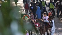 Warga datang ke sana untuk berolahraga atau sekadar mengisi waktu bersama keluarga di saat akhir pekan.