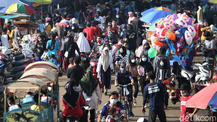 Kala Warga Padati Kawasan BKT Saat Minggu Pagi Kawasan Banjir Kanal Timur ramai didatangi warga saat Minggu pagi. Sebagian besar warga datang ke sana untuk berolahraga di kala akhir pekan.