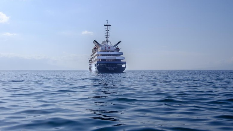 Kapal pesiarSilversea GALAPAGOS ISLANDS, ECUADOR - 8 FEBRUARY 2016 - Aft of Silverseas 100 passenger capacity luxury expedition cruise ship Silver Galapagos cruising beautiful clear blue waters around Galapagos Islands