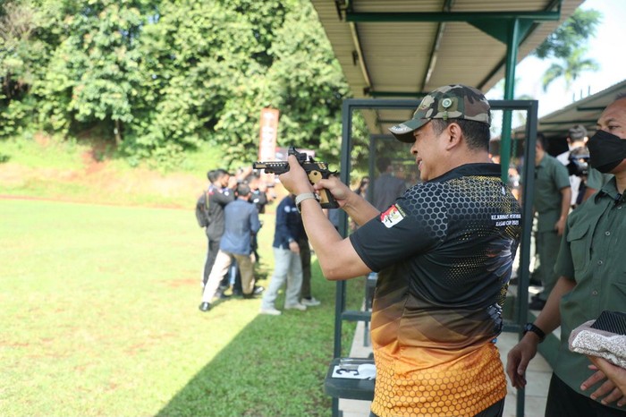 Ketua MPR Bambang Soesatyo ikut kejuaraan menembak
