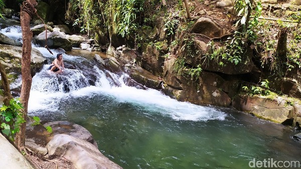 Leuwi Pamipiran merupakan bagian dari sungai Cipnyeuseuhan di bawah kaki Gunung Sawal. Namun bentuknya menyerupai kolam luas dengan memiliki batas batu besar persegi yang tercipta secara alami. Leuwi Pamipiran merupakan bagian dari sungai Cipnyeuseuhan di bawah kaki Gunung Sawal. Namun bentuknya menyerupai kolam luas dengan memiliki batas batu besar persegi yang tercipta secara alami.