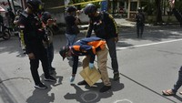 Pemeriksaan dilakukan untuk mengumpulkan informasi terkait insiden ledakan bom bunuh diri yang terjadi di depan Gereja Katedral Makassar pagi ini. 