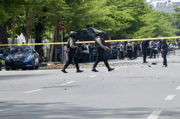 Polisi memeriksa area sekitar ledakan bom bunuh diri di depan Gereja Katedral Makassar. Pemeriksaan dilakukan untuk kumpulkan informasi terkait insiden tersebut